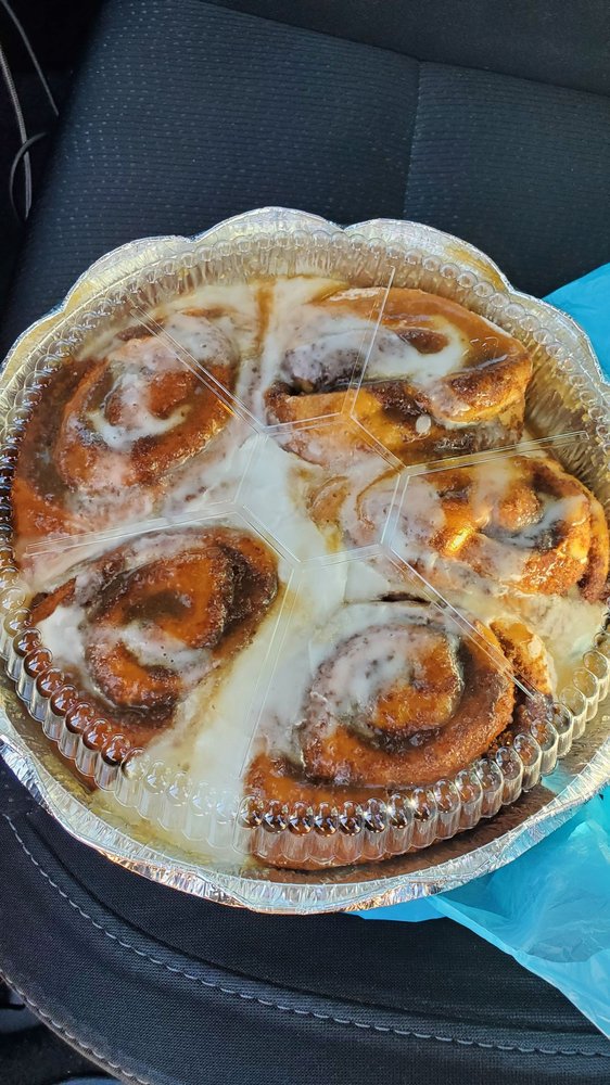 Willy's Cinnamon Rolls Logo