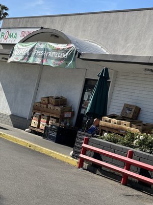 Roma Market by null