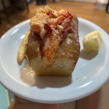 Fat Cheeks Hawaii - Lobster roll - Sandwiches Near Me - Honolulu, Hawaii