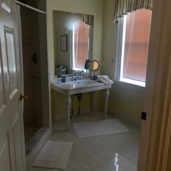 Compass Rose Inn - Huge bathroom - Hotels Near Me - Newburyport, Massachusetts Compass Rose Inn - Huge bathroom - Hotels Near Me - Newburyport, Massachusetts