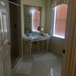 Compass Rose Inn - Huge bathroom