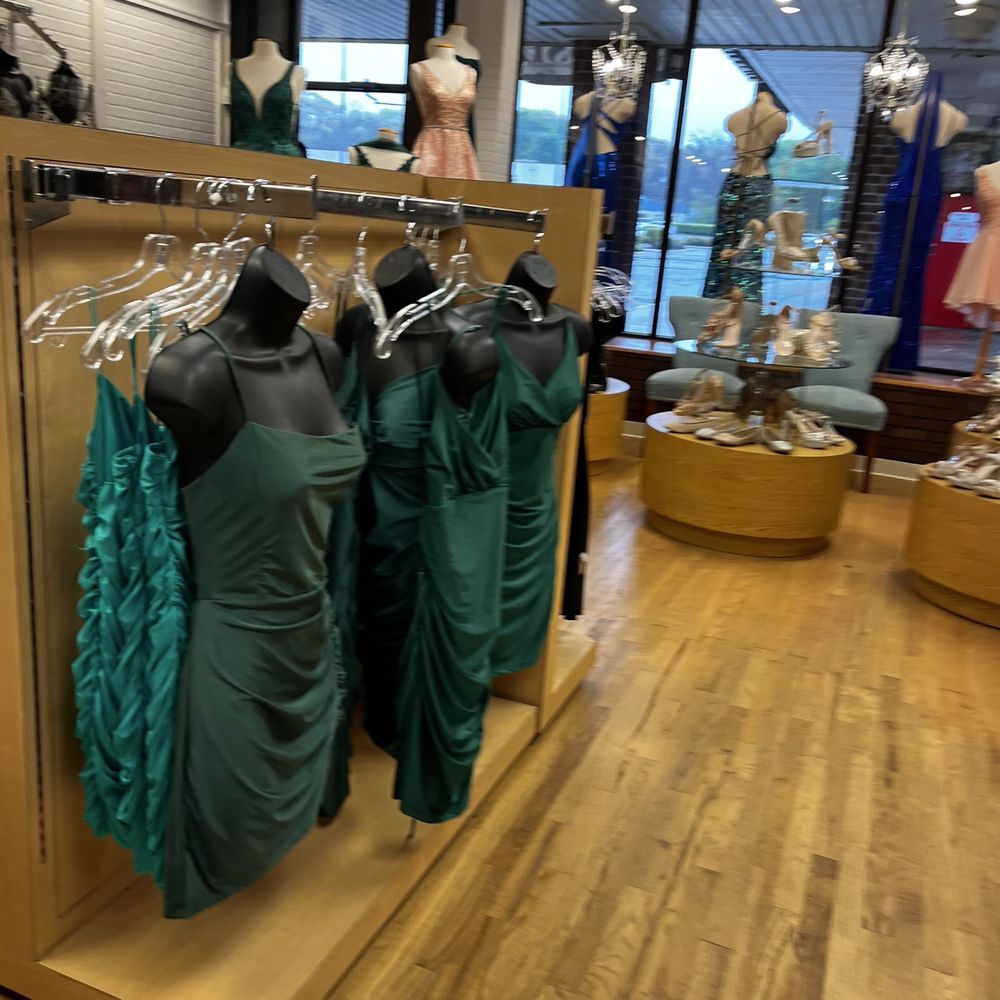 Distinct Dressing - Women's Clothing Near Me - Selden, New York Distinct Dressing - Women's Clothing Near Me - Selden, New York