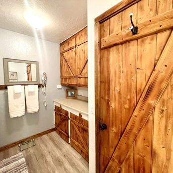 Sierra Mountain Lodge - Yosemite - Sierra Suite private bathroom. - Vacation Rentals Near Me - Ahwahnee, California Sierra Mountain Lodge - Yosemite - Sierra Suite private bathroom. - Vacation Rentals Near Me - Ahwahnee, California