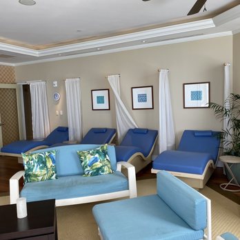 Moana Lani Spa - Women's lounge with lounge chairs - Day Spas Near Me - Honolulu, Hawaii