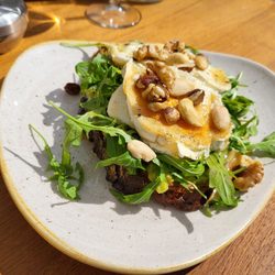 Anna - Sauerteigbrot m/Ziegenkäse, Honig, Nüssen und Rucola. Sehr lecker