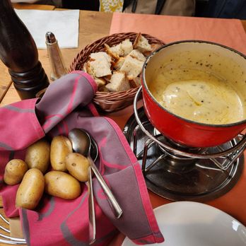 Pinte - Truffle fondue with potatoes and bread - Swiss Food Near Me - Zermatt, VS Pinte - Truffle fondue with potatoes and bread - Swiss Food Near Me - Zermatt, VS