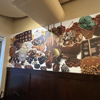 Kilwins Ice Cream - Chocolate - Fudge - Indoor decor - Ice Cream & Frozen Yogurt Near Me - Wheaton, Illinois Kilwins Ice Cream - Chocolate - Fudge - Indoor decor - Ice Cream & Frozen Yogurt Near Me - Wheaton, Illinois