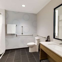 Tru by Hilton Ogden - Guest room bath