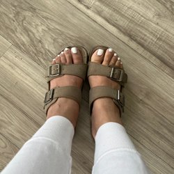 Dalin’s Nail & Spa - White beach toes