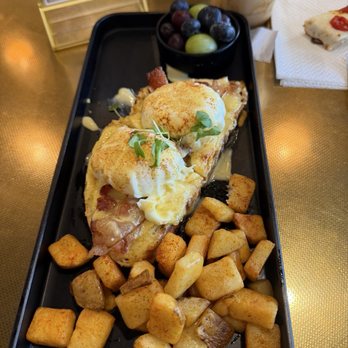 Ruah Cafe - Amsterdam Benedict - Breakfast & Brunch Near Me - The Woodlands, Texas