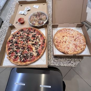 Biaggio's Pizzeria - Cheese Pie & Sausage, Mushroom, Black Olives & Pepperoni Pie + Garlic Knots - Pizza Near Me - Las Vegas, Nevada