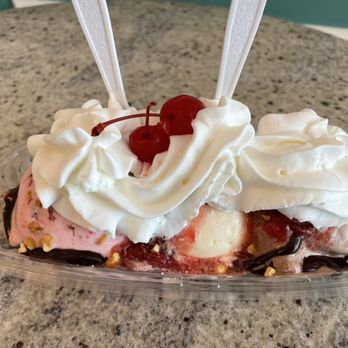 Petersen's Ice Cream - Banana split - Ice Cream & Frozen Yogurt Near Me - Oak Park, Illinois Petersen's Ice Cream - Banana split - Ice Cream & Frozen Yogurt Near Me - Oak Park, Illinois