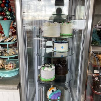 Chatta-Cakes Bakery - a display of cakes - Cupcakes Near Me - Hixson, Tennessee Chatta-Cakes Bakery - a display of cakes - Cupcakes Near Me - Hixson, Tennessee