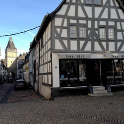 Freu dich - Das Café »freu dich« mit Obertorturm, vom Marktplatz aus gesehen