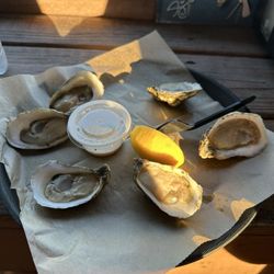 Lynn's Quality Oysters - Raw oysters