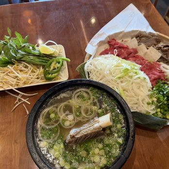 Pho 2 Tô - Pho tho da (special combination pho served with beef short ribs in hot stone bowl) - Vietnamese Near Me - Orlando, Florida Pho 2 Tô - Pho tho da (special combination pho served with beef short ribs in hot stone bowl) - Vietnamese Near Me - Orlando, Florida