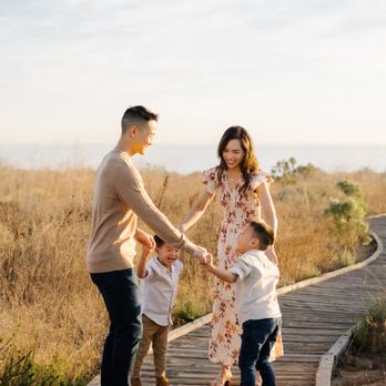 Trynh Photo - SoCal, OC, Irvine, Newport Beach, Crystal Cove Beach, Huntington Beach family photographers | trynhphoto.com - Session Photography Near Me