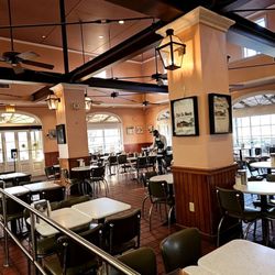 Cafe Du Monde - Big, open space...