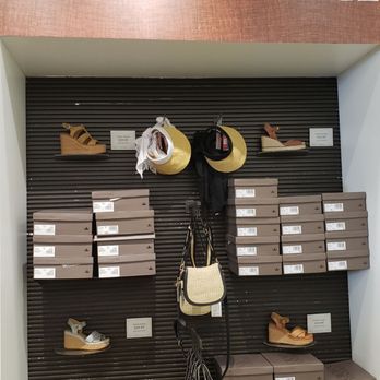 DSW Designer Shoe Warehouse - Shoe Stores Near Me - Pembroke Pines, Florida