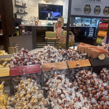 Lindt Chocolate Shop - Chocolatiers & Shops Near Me - Boston, Massachusetts Lindt Chocolate Shop - Chocolatiers & Shops Near Me - Boston, Massachusetts