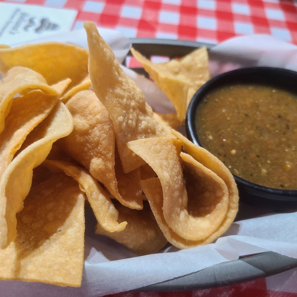yuliana's - a basket of chips and a bowl of salsa - Mexican Near Me - San Marcos, Texas yuliana's - a basket of chips and a bowl of salsa - Mexican Near Me - San Marcos, Texas