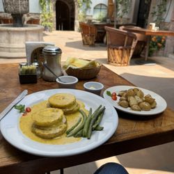 Café Buen Día - Eggs Benedict and a side of papas
