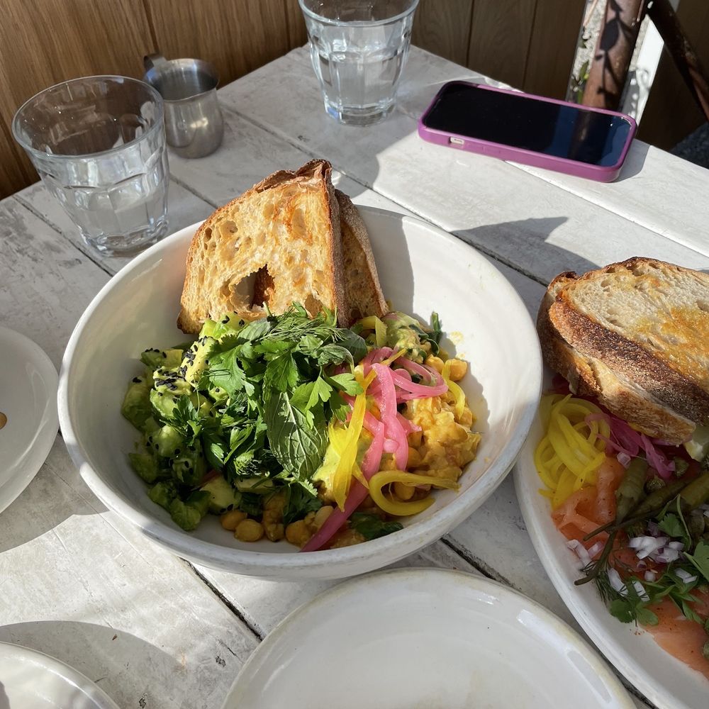 Great White - Chickpea Scramble - Cafes Near Me - Los Angeles, California
