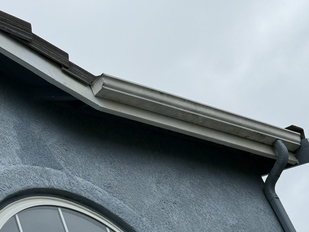 Slide of R&R Roofing