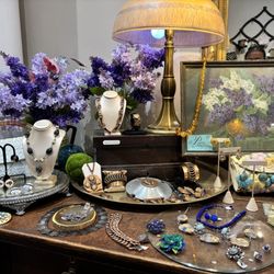 Pippin Vintage Jewelry - Inside