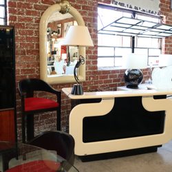 An amazing midcentury decor. Find out more in Galerie Sommerlath, a vintage land at Pasadena Antiques and Design.