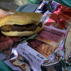 7-Eleven - How the chicken sandwich is supposed to look vs how it was.