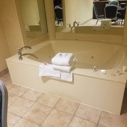 Small jacuzzi. Comfy for 1. 2 will be tight Small jacuzzi. Comfy for 1. 2 will be tight