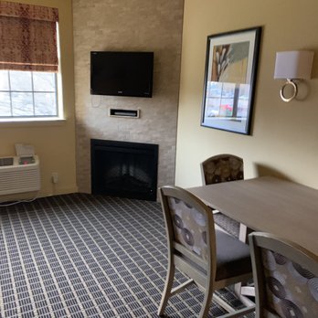 Patriots Inn - Fireplace in living room - Resorts Near Me - Williamsburg, Virginia