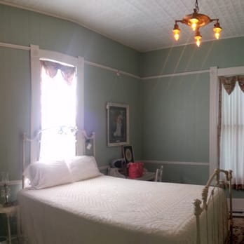 The Carleton House Bed & Breakfast - Agnew Room. Beautiful room, but uncomfortable mattress - Bed & Breakfast Near Me - Bonham, Texas The Carleton House Bed & Breakfast - Agnew Room. Beautiful room, but uncomfortable mattress - Bed & Breakfast Near Me - Bonham, Texas
