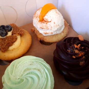 Molly's Cupcakes - blueberry cheesecake, peach cobbler, ron bennington, key lime - Desserts Near Me - Chicago, Illinois
