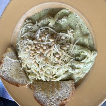 Boccellis Ristorante - Chicken Fettuccini Pesto e Pollo - Italian Near Me - Gresham, Oregon