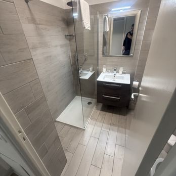 Hôtel le Dauphin - Nice modern bathroom with excellent water pressure and lots of hot water - Hotels Near Me - Menton, 06