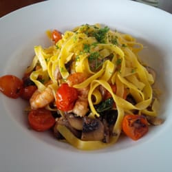 Il Corvo - Fettucine with shrimp, fresh mushrooms, cherry tomatoes in a white wine garlic sauce
