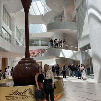 Lindt Factory Outlet - Chocolatiers & Shops Near Me - Kilchberg, ZH Lindt Factory Outlet - Chocolatiers & Shops Near Me - Kilchberg, ZH
