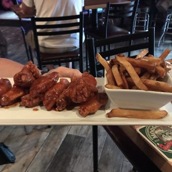 Roc'n Doc's - Wings and fries - Music Venues Near Me - Mississauga, Ontario