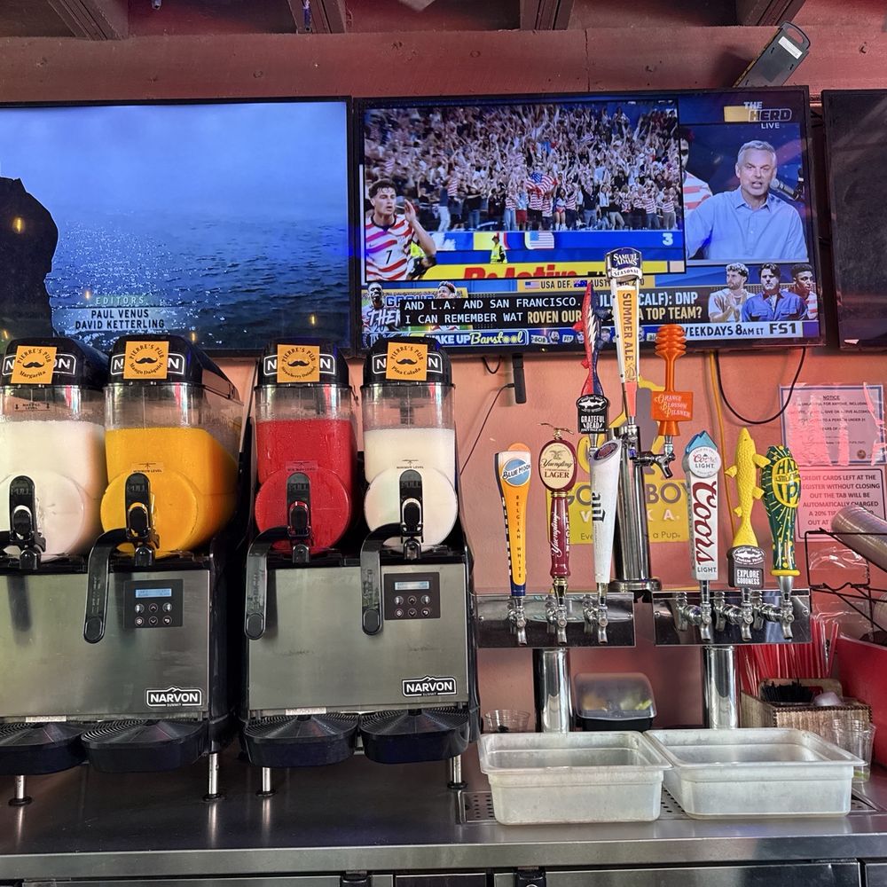 Pierre's Pub - Outdoor bar - Pubs Near Me - St. Augustine, Florida