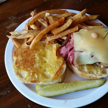 Dave's Diner - Special burger for saint Patrick's day - Diners Near Me - Cazenovia, New York