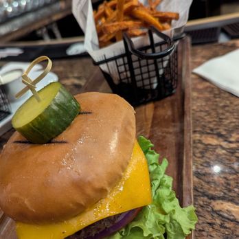 Le Bar - Classic burger with sweet potato fries - Wine Bars Near Me - Miami, Florida Le Bar - Classic burger with sweet potato fries - Wine Bars Near Me - Miami, Florida