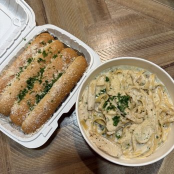 Pastaphony - Garlic Breadsticks and Fettuccine Chicken Alfredo - Italian Near Me - Fullerton, California