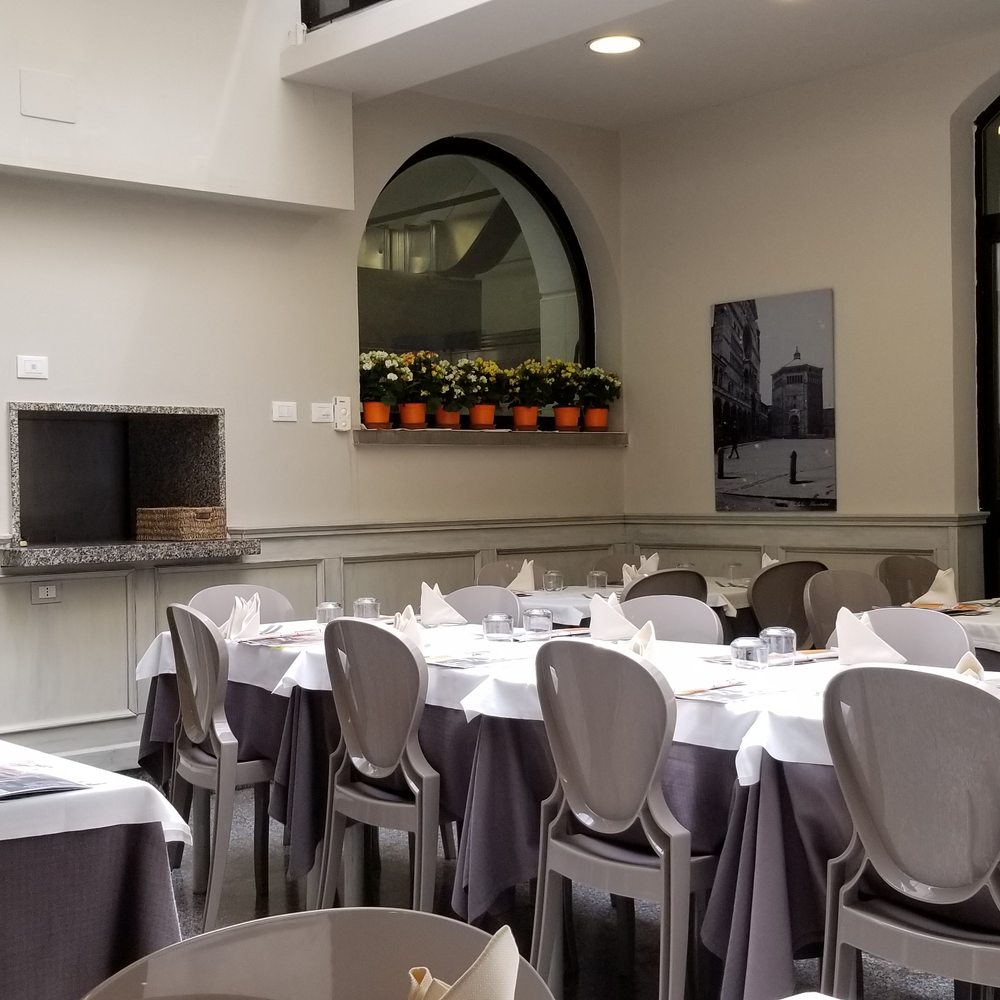 Hotel Duomo - Dining Room with secret service door - Hotels Near Me - Cremona, CR