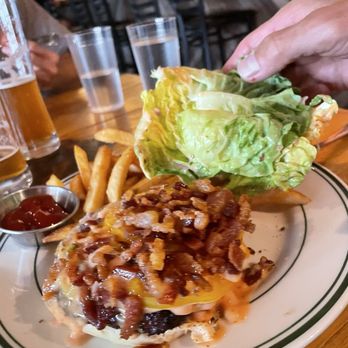 Künstler Brewing - Cheeseburger - Brewpubs Near Me - San Antonio, Texas Künstler Brewing - Cheeseburger - Brewpubs Near Me - San Antonio, Texas