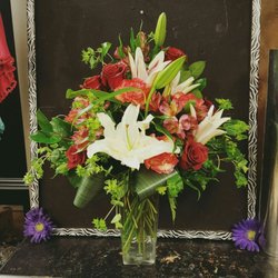 Rabbit's Nest Florist & Gifts - Gorgeous Rose and Lilly Bouquet