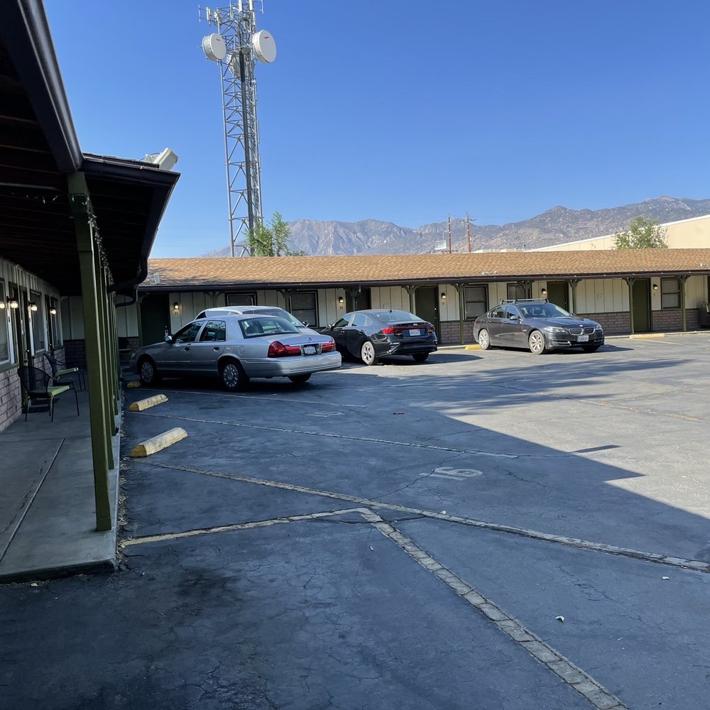 El Rancho Motel - Parking lot - Hotels Near Me - Bishop, California El Rancho Motel - Parking lot - Hotels Near Me - Bishop, California