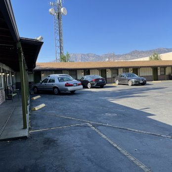 El Rancho Motel - Parking lot - Hotels Near Me - Bishop, California El Rancho Motel - Parking lot - Hotels Near Me - Bishop, California