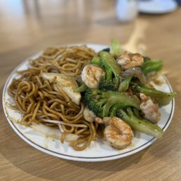 Broccoli and shrimp with chow mein noodles. Broccoli and shrimp with chow mein noodles.